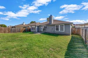 ein Haus mit einem Zaun im Hof in der Unterkunft McKinney 4BR, Family OR Work , Near Frisco & Allen in McKinney