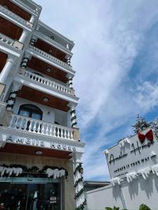 ein weißes Gebäude mit einem Schild an der Seite in der Unterkunft Amelia House - Boutique Hotel in Khu Chi Lăng