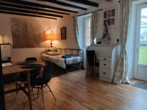 Ένα ή περισσότερα κρεβάτια σε δωμάτιο στο Studio indépendant T1, entre Nantes et Rennes