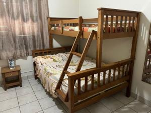 伯迪亚哥RIVIERA-CASA FAMILIAR PERTO DA PRAIA-3 QUARTOS-3 BANHEIROS-ATÉ 10 PESSOAS-Módulo 4的一间带两张双层床的卧室