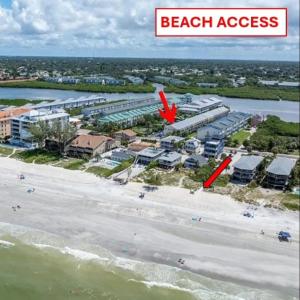 Oceanview Beach Retreat - Pool & Game Room - Steps to Beach - Sleeps 8 في كليرووتر بيتش: منظر جوي للوصول إلى الشاطئ في منتجع الوصول إلى الشاطئ