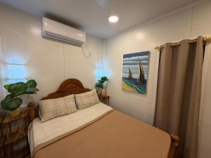 1 Schlafzimmer mit einem Bett und Klimaanlage in der Unterkunft The Zanzibar Beach House-West in Paje