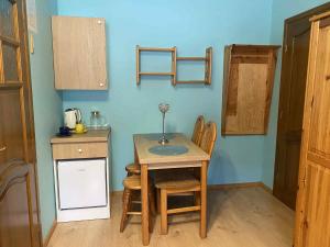 Wierchomla WielkaKwatery prywatne u Danusi的房间里有一张桌子和几把椅子的厨房