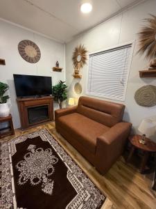 ein Wohnzimmer mit Sofa und Fernseher in der Unterkunft The Zanzibar Beach House-West in Paje