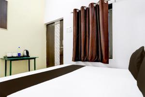 Un pat sau paturi într-o cameră la Super Hotel O Indian Hotel