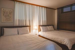 Ένα ή περισσότερα κρεβάτια σε δωμάτιο στο 겨울특가 전포역 도보 4분 퀸침대 4개 +39 φωτογραφίες