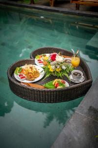 ギャニャールにあるOemah Ubud - Waterfallのプール内のテーブル