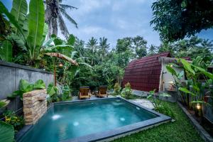 ギャニャールにあるOemah Ubud - Waterfallのヴィラの庭にあるスイミングプール +27枚の写真