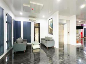 Una sala de estar con dos sillas y una mesa. en The Grand Hotel Ciamis, en Ciamis