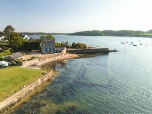 an aerial view of a large body of water at Spacieuse Villa à Crac'h : 4 Ch. pour 8 Pers., Beau Jardin, Proche Plages et WiFi - FR-1-477-244 in Crach