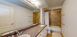 Koupelna v ubytování Beautiful Aloha Escape + 34 fotografií