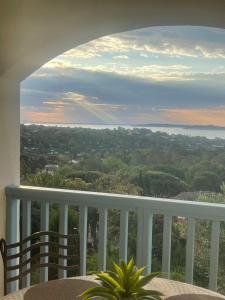 Superbe appartement les Restanques du golfe de Saint tropez في غريمو: بلكونه فيها كرسيين واطلاله