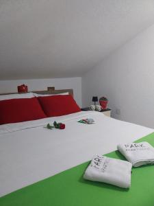 Una cama o camas en una habitación de Park Apartment