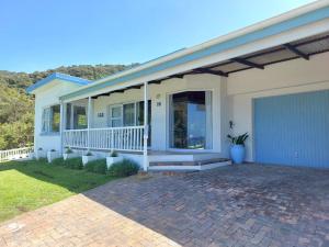 16 Mare Nostrum, "Sweet Sixteen" في كوربومستراند: بيت ابيض فيه شرفه وكراج