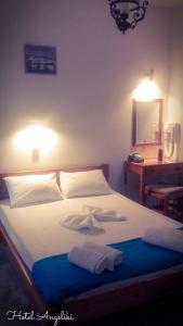 um quarto com uma cama com duas toalhas em Hotel Angeliki em Iraion