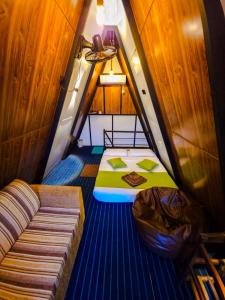 a small room with a bed and a couch at White Moon Cabin & Cottage in Ella