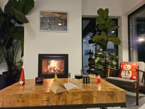 Fotografie z fotogalerie ubytování Black Walnut House with indoor outdoor fireplace v destinaci Izvoarele + 63 fotografií