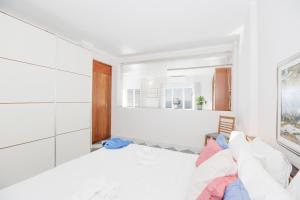 a white room with a couch and a window at Polanesi Sea View - Garden - AC - Free Park - Super Wi Fi in Sori