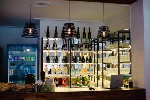 una vetrina con bottiglie di alcolici in un bar di Hotel Altos del Norte a San Miguel de Tucumán