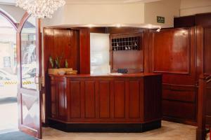 una cucina con mobili in legno e un piano di lavoro di Hotel Altos del Norte a San Miguel de Tucumán