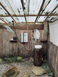 Ban Huai KhaiSook sa ngop สุขสงบ的一面木墙上挂着一部电话和一面镜子