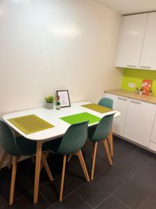 een keuken met een tafel en 4 stoelen bij FlexStay Room 10 in Karlsruhe +9 foto's