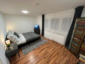 een kamer met een bed en een televisie. bij FlexStay Room 10 in Karlsruhe