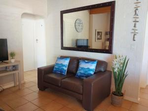 16 Mare Nostrum, "Sweet Sixteen" في كوربومستراند: أريكة جلدية بنية في غرفة المعيشة مع مرآة