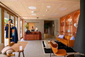 a living room with a couch and a desk at Auberge Port Gitana in Bellevue