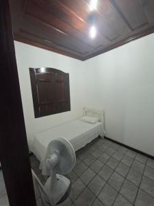 Casa de Hospedagem Flores Paraty 2 في باراتي: غرفة فيها مروحة