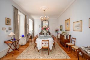 Un comedor con mesa y sillas en Château du pegulier location intégrale, en Montaut-de-Crieux