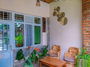 a room with chairs and a table and a window at Romanesca Motel in Rubavu