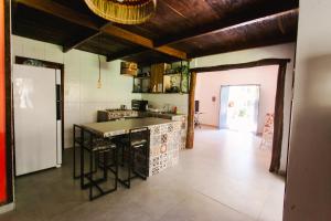 a kitchen with a island in the middle of a room at Pura Vida Hostel e Pousada - Boipeba in Ilha de Boipeba