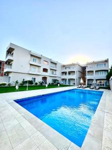 卢克索Royal Nile Villa - Luxury Nile View Apartment 1的建筑物前有一个大型游泳池。