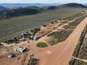 LaingsburgRooilande Guest Farm Guest House的享有带土路的农场的空中景色 更多26张照片