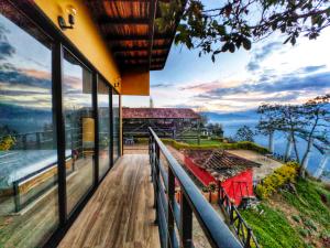 a balcony of a house with a view of the ocean at Hospedandote Emuná Chicamocha in Los Santos