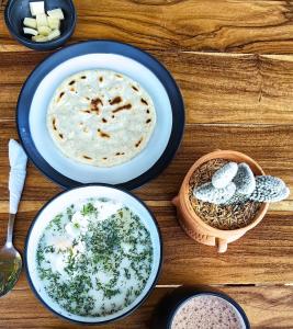 Đồ ăn tại/gần nhà khách