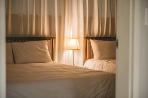 Ένα ή περισσότερα κρεβάτια σε δωμάτιο στο 겨울특가 전포역 도보 4분 퀸침대 4개