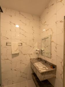 代胡克Wan Hotel的浴室里有洗手池和镜子