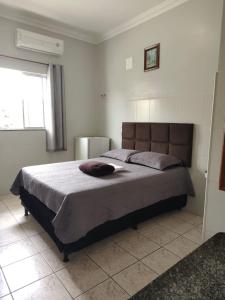 ベレンにあるHotel Val-de-Cans Aeroportoの部屋の中に大きなベッドがある寝室