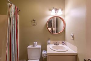 Un baño con lavabo, inodoro y espejo. en Bear Pause, en Blowing Rock 11 fotos más