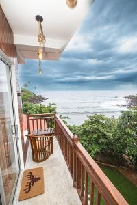 ein Balkon mit Blick auf das Meer in der Unterkunft Wow Reef Break in Dondra West