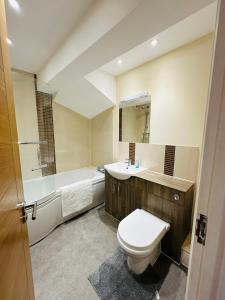 une salle de bains avec toilettes, baignoire et lavabo dans l'établissement The Albert, Montpellier, à Bristol 19 autres photos