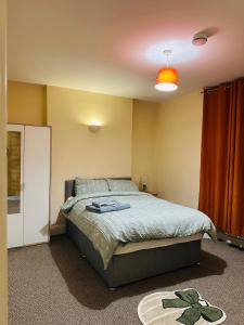 une chambre avec un lit et un rideau rouge dans l'établissement The Albert, Montpellier, à Bristol