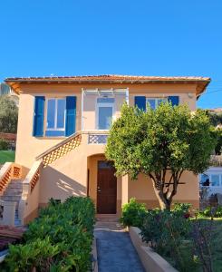 Studio de la Villa Thérèse, Piscine & Jardin في سان لوران دو فار: منزل أمامه شجرة