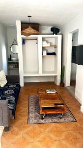 Et tv og/eller underholdning på Casa Milos para dos personas frente al rio