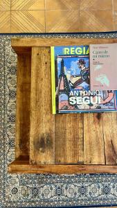 a book and a sign on a wooden wall at Casa Milos para dos personas frente al rio in Santa Rosa de Calamuchita +13 photos