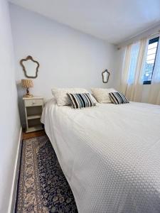 En eller flere senge i et værelse på Casa Milos para dos personas frente al rio