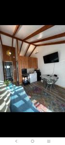 柴滕Apartamento Puerta A La Patagonia 2的带床和桌子的客厅