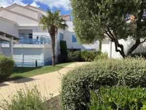 Κήπος έξω από το Vaux-sur-Mer : Appartement 2* avec piscine et balcon - FR-1-738-39